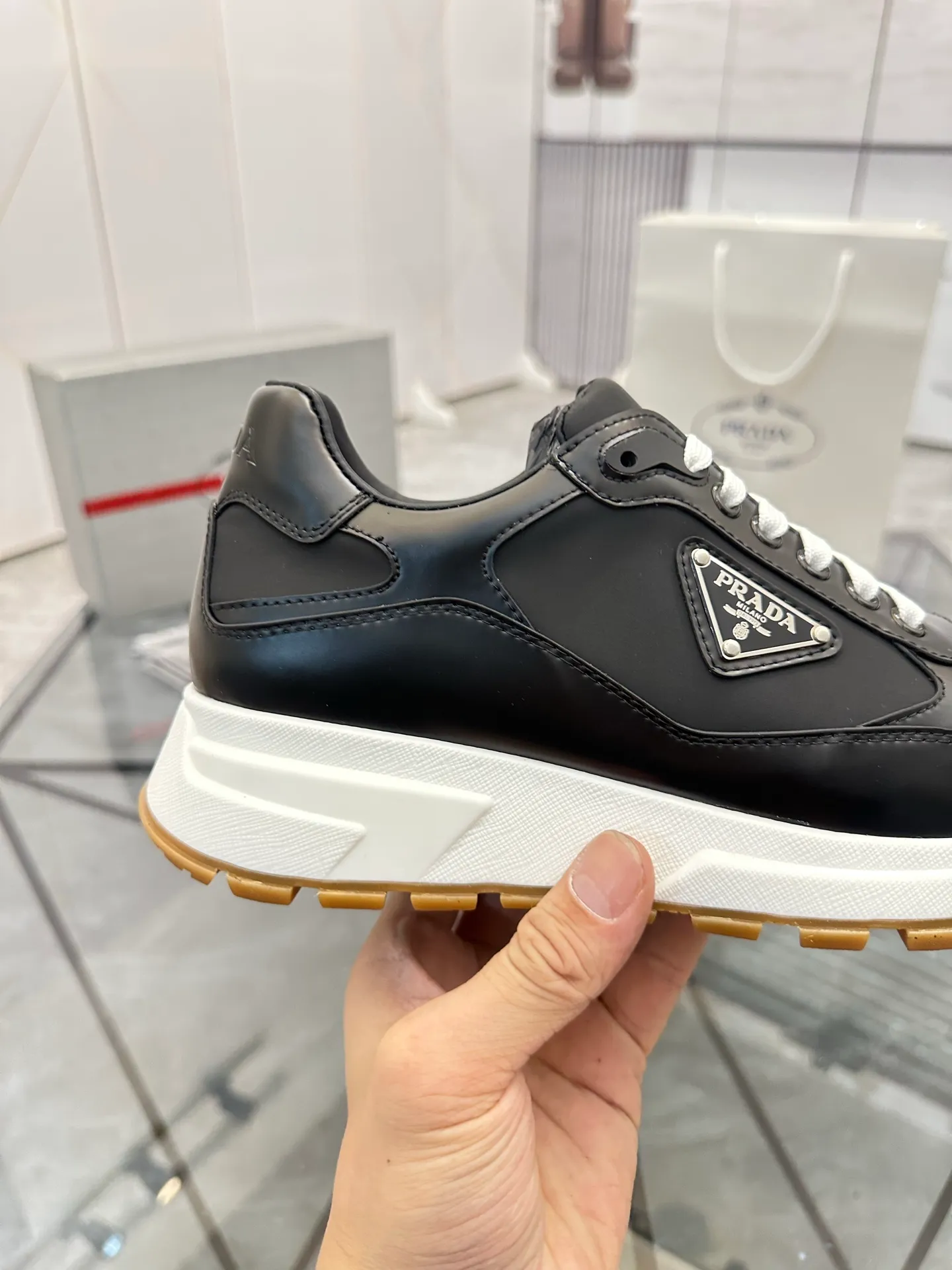 Men's shoes for sale 💰: 💰P580¥ High-end top quality Product trademark: Prada *"Prada*" low-top casual shoes Regular size: 38-45 (can be customized to 46) Product materials: imported first-layer cowhide stitching breathable mesh upper, water-dyed cowhide lining, cowhide foot pads, original ultra-light foam outsole. No.: 001